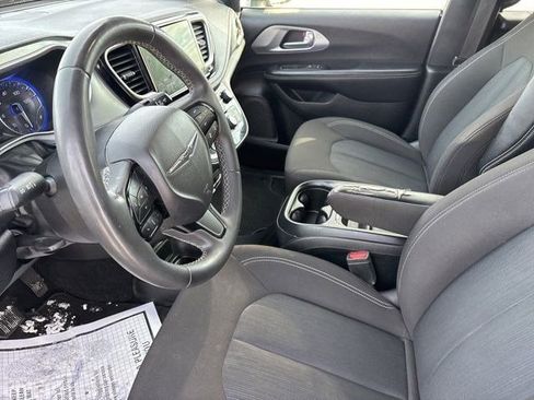 Used 2022 Chrysler Pacifica Touring image 11