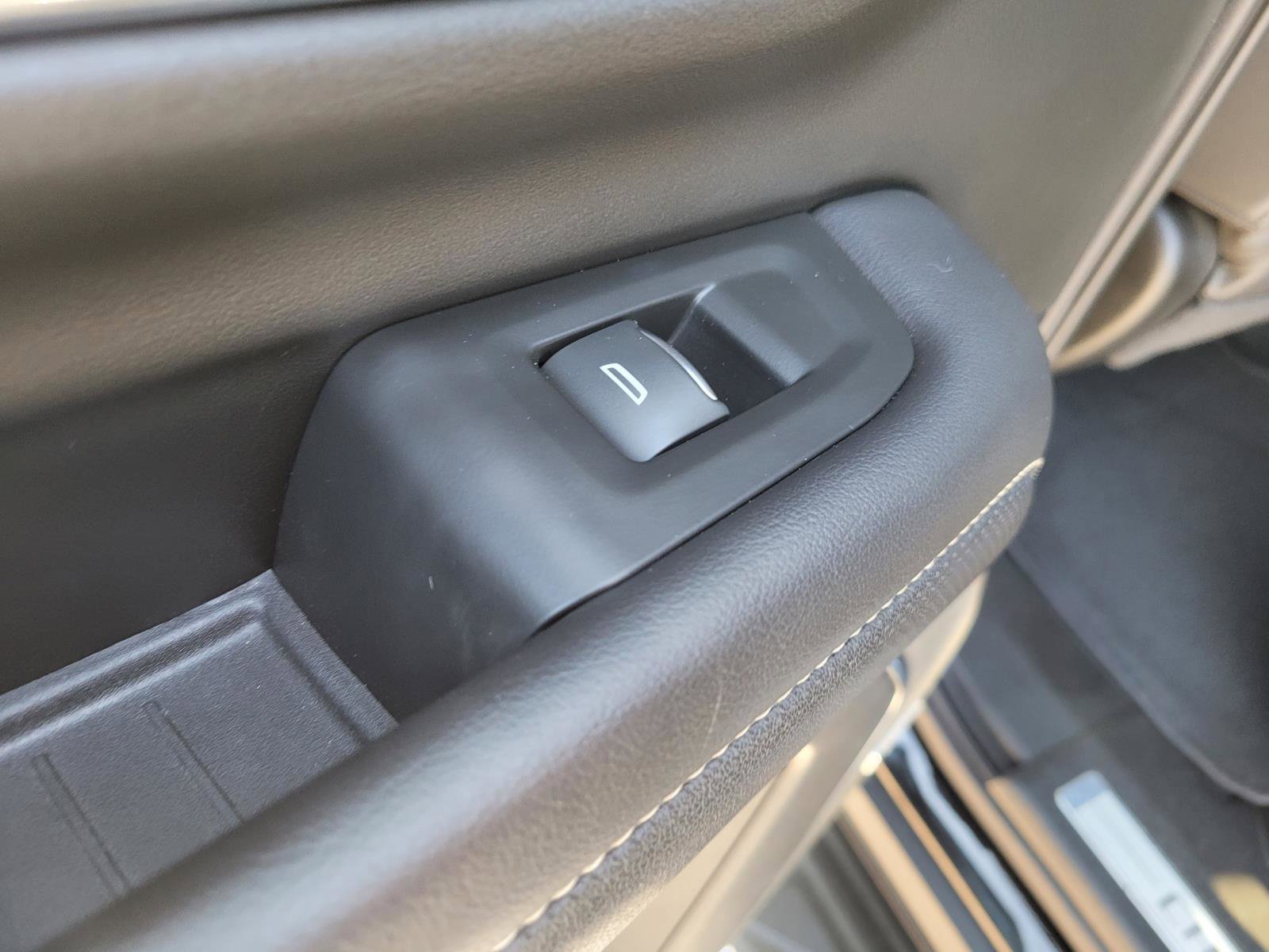 Used 2022 Chevrolet Suburban Premier AWD/4WD image 18