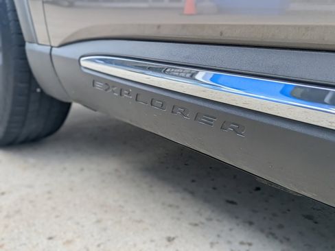 Used 2021 Ford Explorer XLT image 13