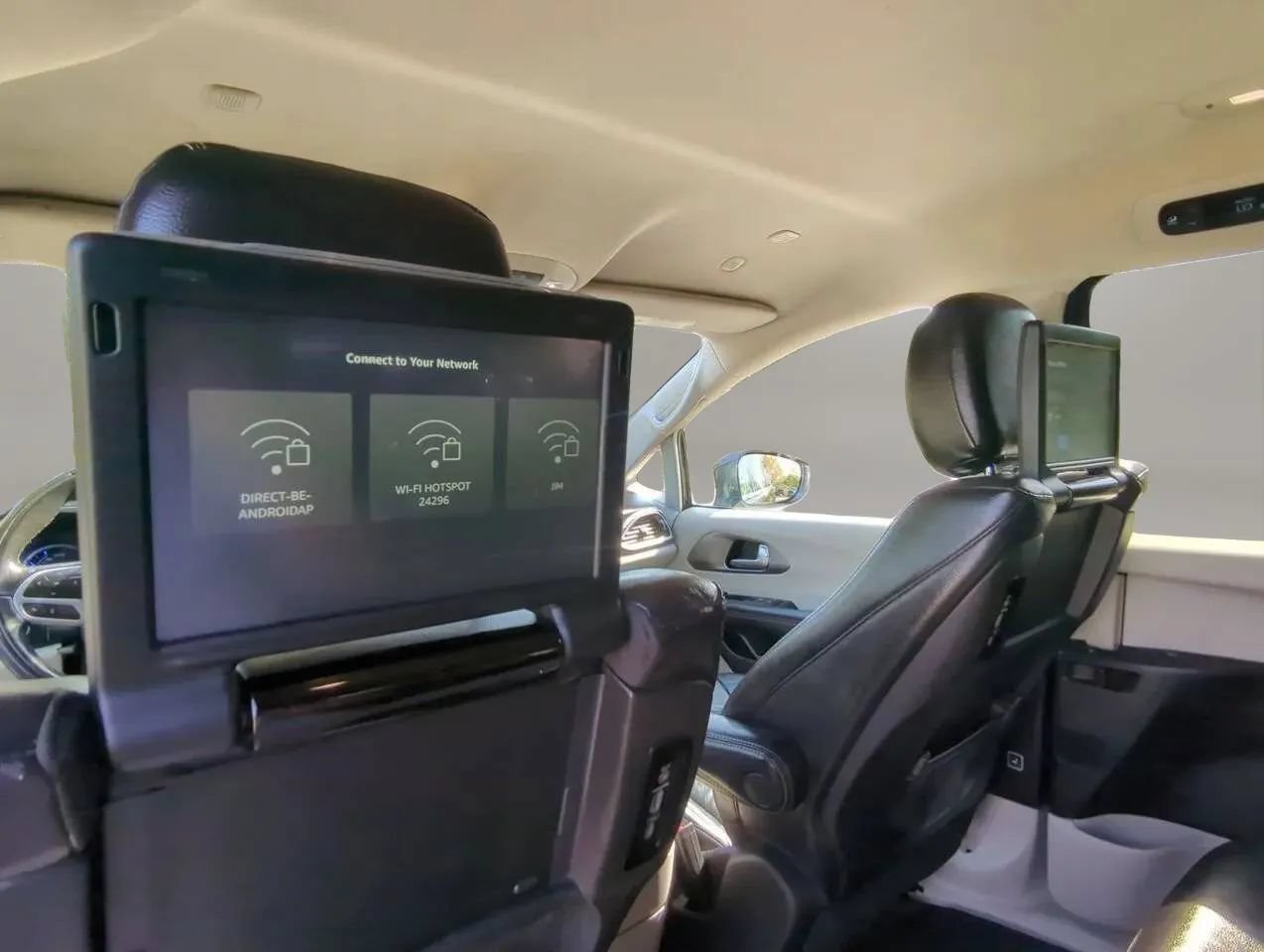Used 2022 Chrysler Pacifica Touring-L w/ Uconnect Theater Family Group FWD image 22