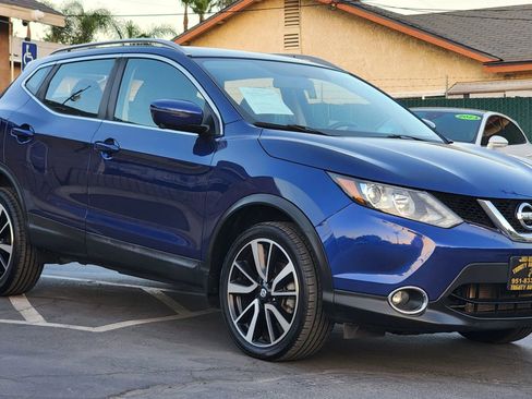 Used 2017 Nissan Rogue Sport SL image 2