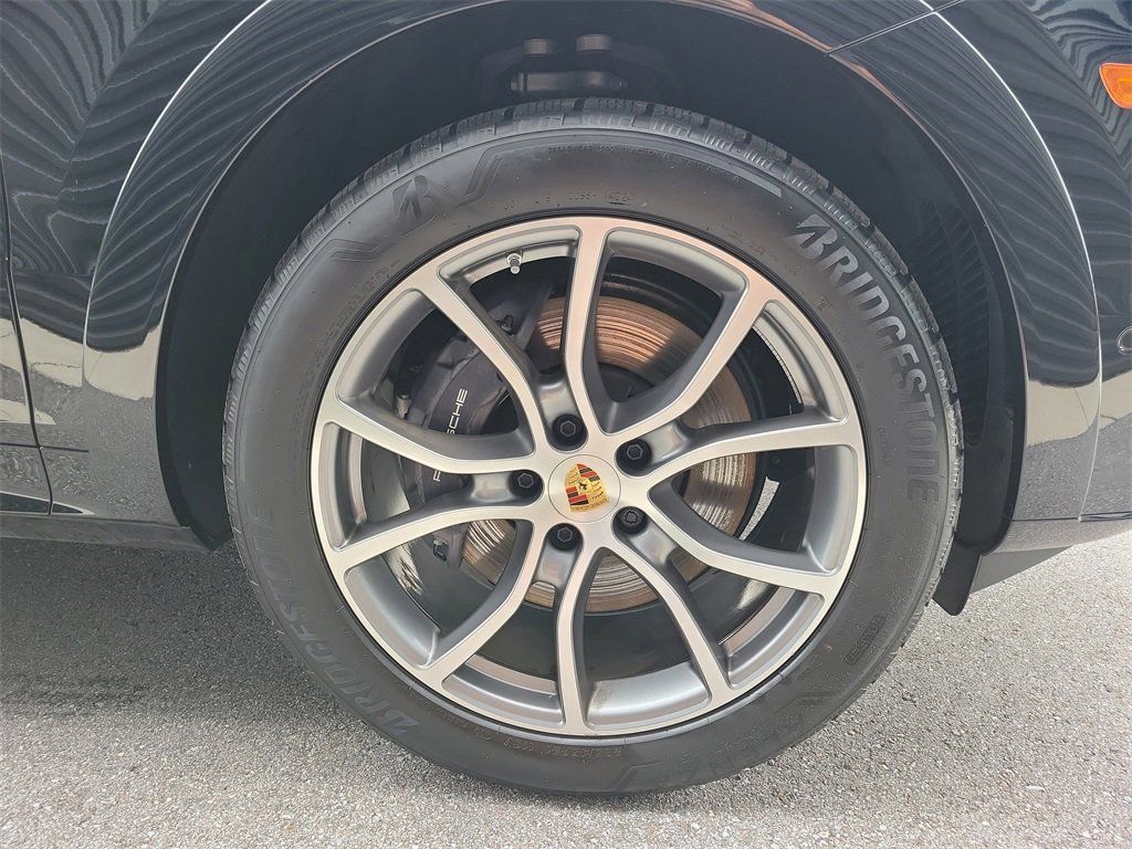 Certified 2025 Porsche Cayenne AWD/4WD image 12