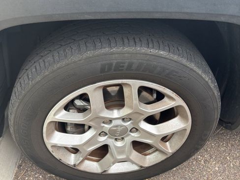 Used 2018 Jeep Renegade Latitude image 2