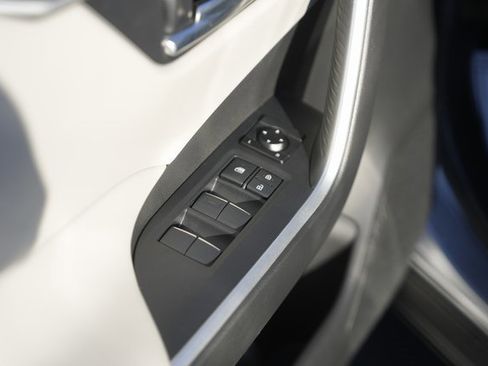 Used 2020 Toyota RAV4 XLE Premium image 29