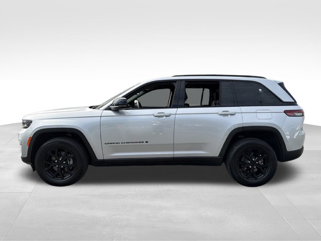 Used 2024 Jeep Grand Cherokee Altitude RWD image 5
