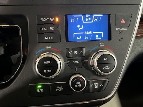 Used 2018 Toyota Sienna XLE image 36