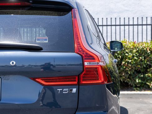 Used 2021 Volvo XC60 T5 Inscription w/ Advanced Package AWD/4WD image 3