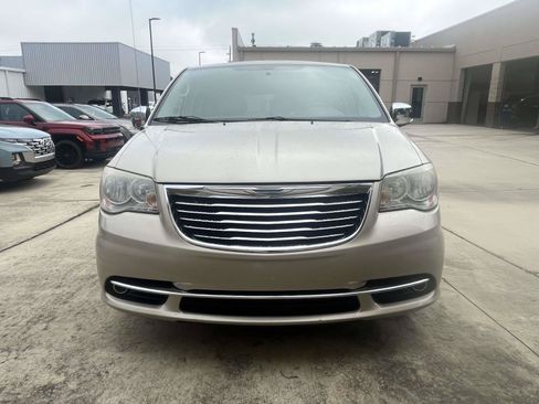 Used 2014 Chrysler Town & Country Touring-L w/ Driver Convenience Group FWD image 2