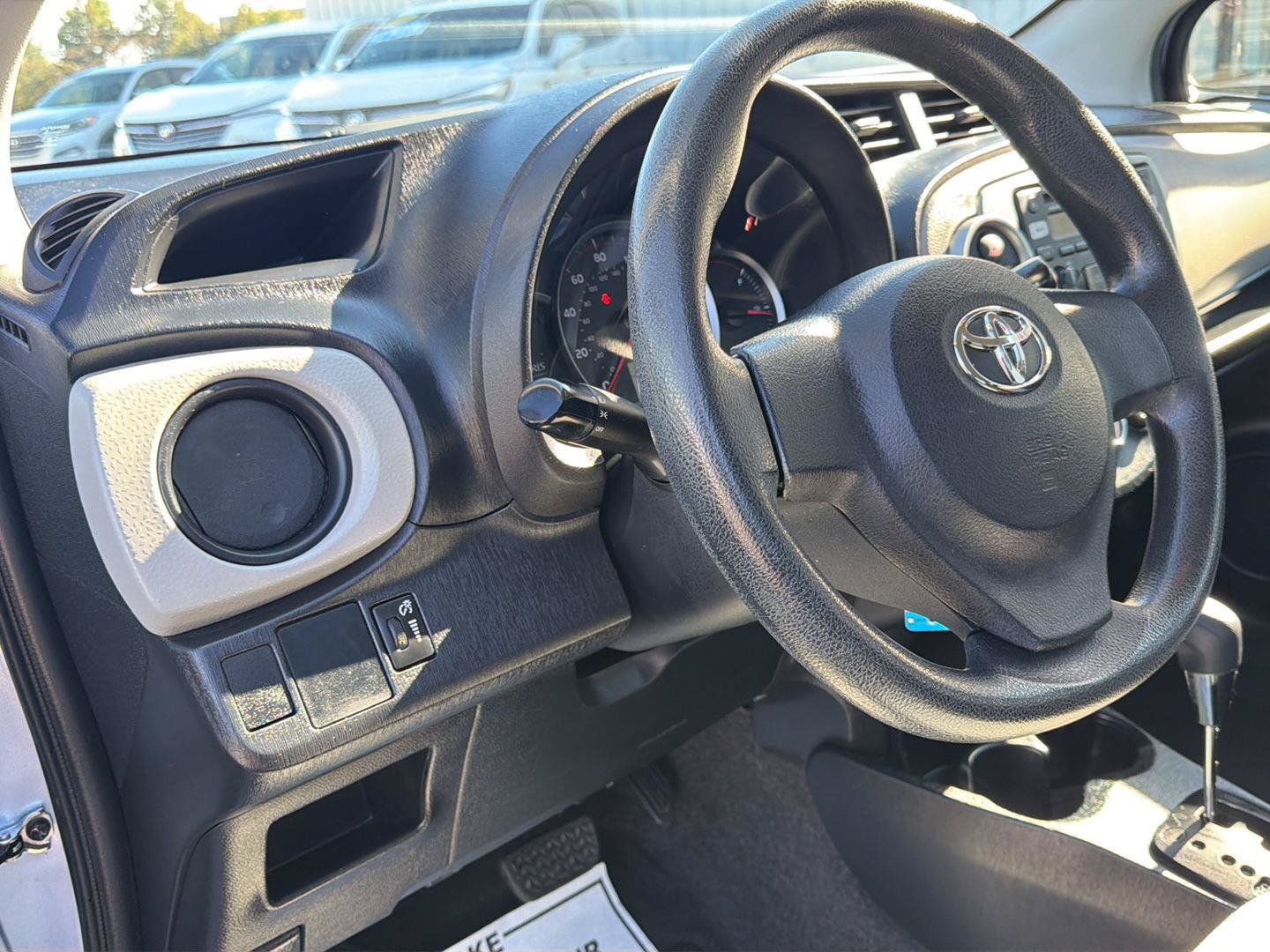 Used 2012 Toyota Yaris L FWD image 5