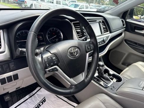 Used 2019 Toyota Highlander XLE AWD/4WD image 35