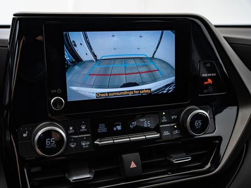 Used 2023 Toyota Highlander XLE AWD/4WD image 35