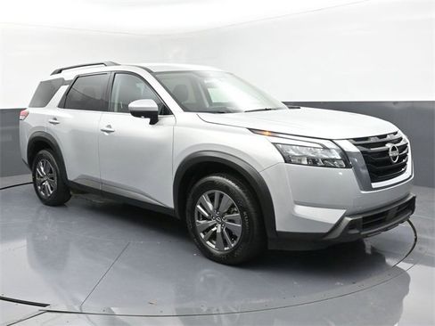 Used 2025 Nissan Pathfinder SV image 2