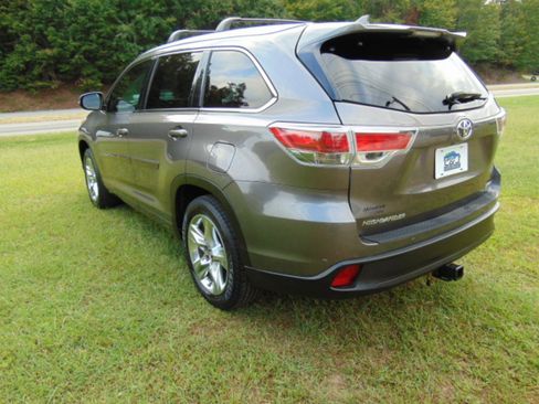 Used 2016 Toyota Highlander Limited w/ Driver Technology Package FWD image 4