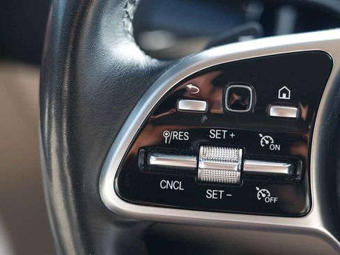 Certified 2022 Mercedes-Benz GLA 250 4MATIC image 39