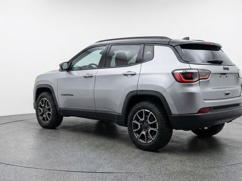 Used 2025 Jeep Compass Trailhawk image 6
