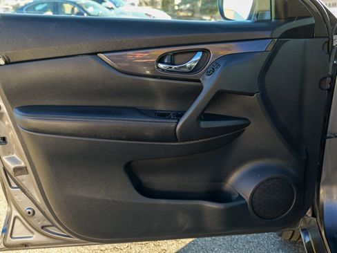 Used 2020 Nissan Rogue SV image 16