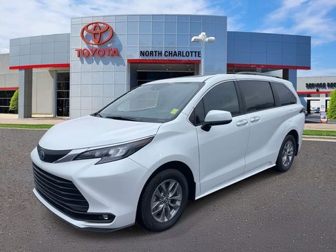 Used 2025 Toyota Sienna XLE image 6