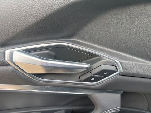 Used 2023 Audi e-tron Premium Plus w/ Premium Plus Package image 12