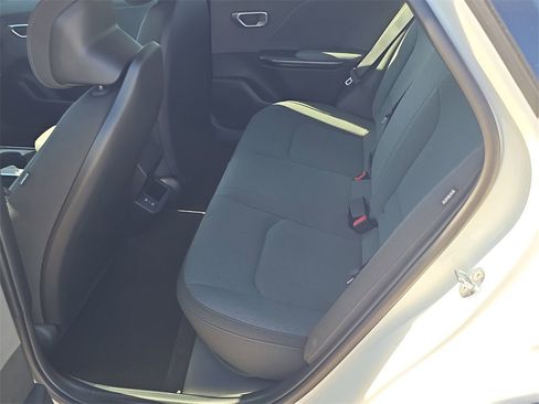 New 2025 Kia K4 LXS image 18