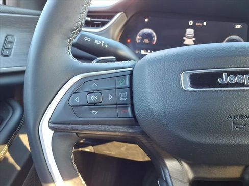 Certified 2025 Jeep Grand Cherokee L Limited w/ Black Appearance Package image 17