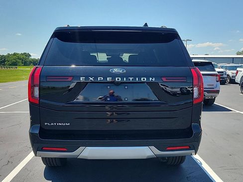 Used 2025 Ford Expedition Platinum w/ Driver's Package AWD/4WD image 4
