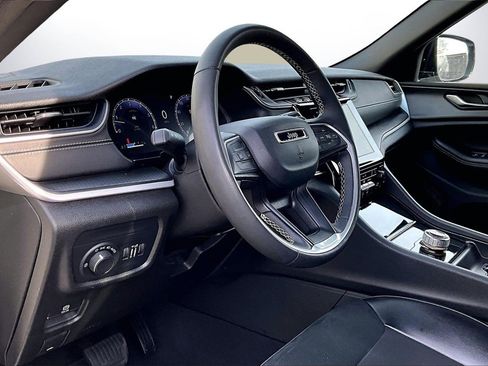 Certified 2024 Jeep Grand Cherokee Altitude image 18