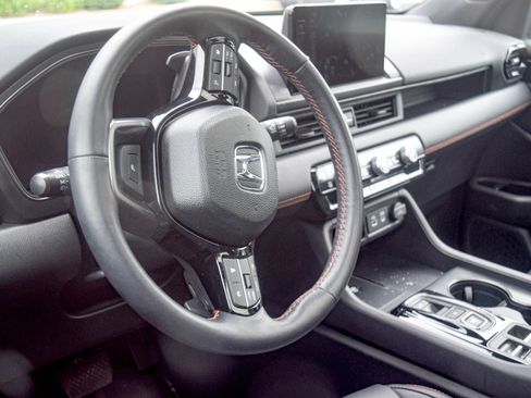 Used 2023 Honda Pilot TrailSport image 11