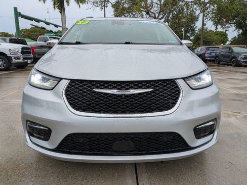 Used 2023 Chrysler Pacifica Limited w/ Uconnect Theater Family Group FWD image 8