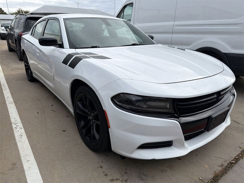 Used 2018 Dodge Charger SXT w/ Blacktop Package image 2
