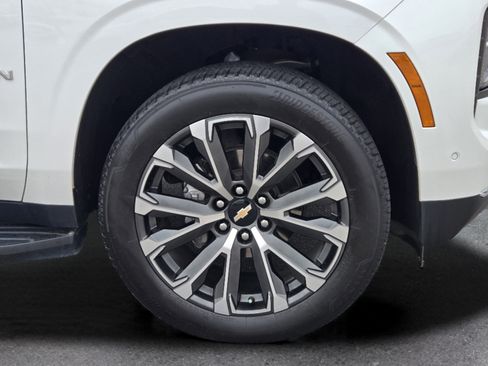 Used 2025 Chevrolet Suburban High Country RWD image 4