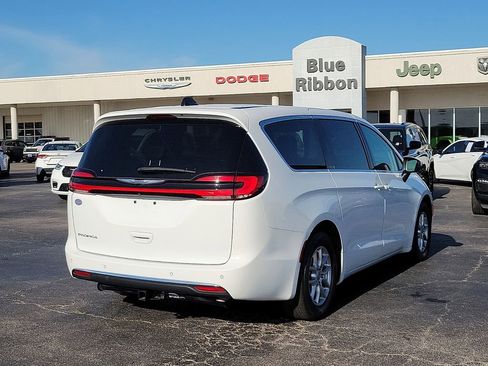 Used 2023 Chrysler Pacifica Touring-L FWD image 5