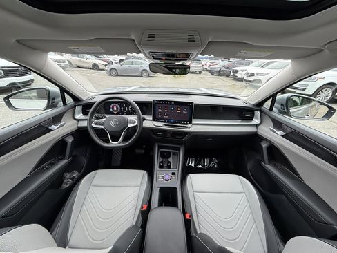 Used 2025 Volkswagen Tiguan SE w/ Panoramic Sunroof Package AWD/4WD image 21