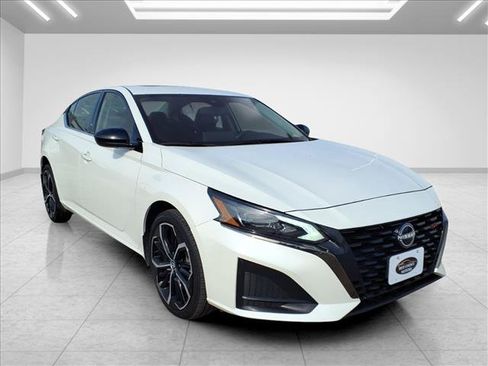 Used 2024 Nissan Altima 2.5 SR AWD/4WD image 2