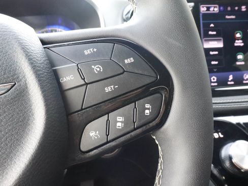 Used 2025 Chrysler Pacifica Limited FWD image 32
