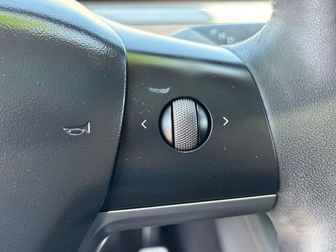 Used 2023 Tesla Model Y Performance image 16