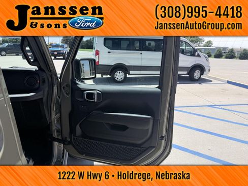 Used 2025 Jeep Wrangler Unlimited Rubicon w/ Convenience Group AWD/4WD image 15