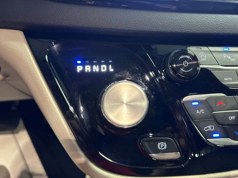 Used 2024 Chrysler Pacifica Touring-L image 20