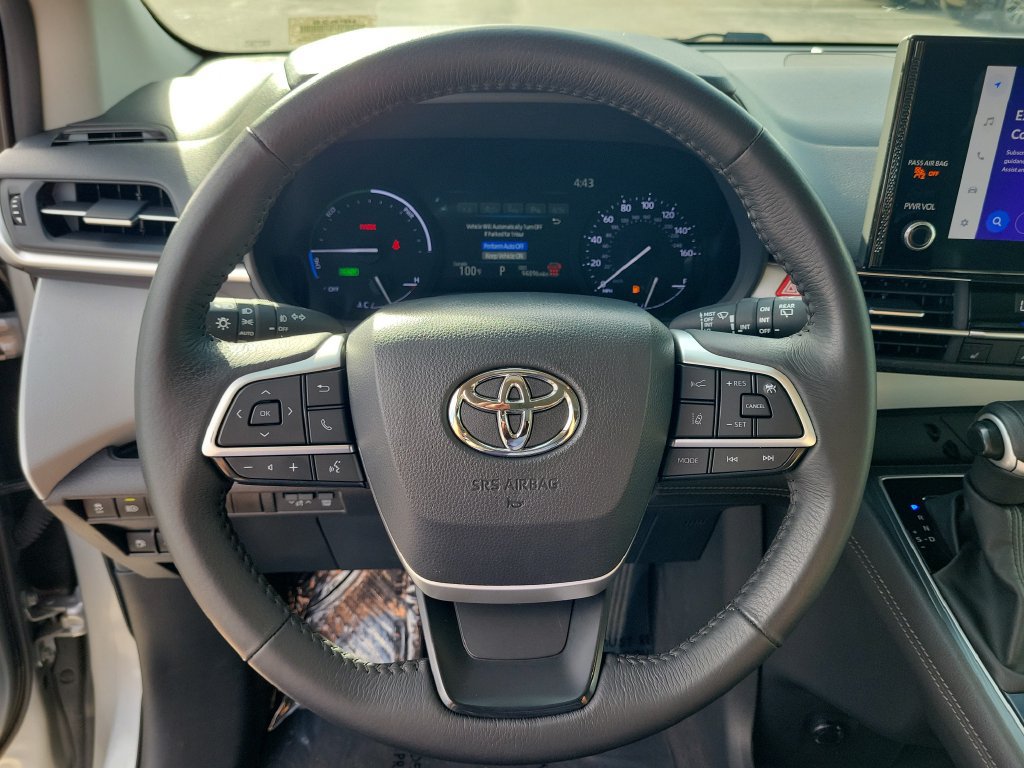 Used 2025 Toyota Sienna XLE FWD image 18