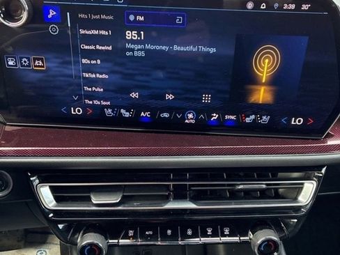 Used 2024 Chevrolet Traverse RS image 11