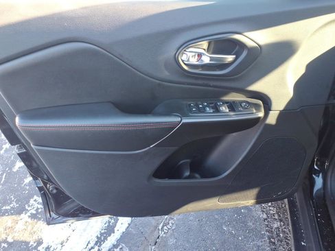 Used 2019 Jeep Cherokee Trailhawk w/ Comfort/Convenience Group image 11