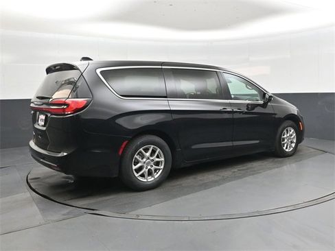 Used 2024 Chrysler Pacifica Touring-L image 4