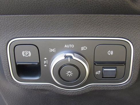 Used 2023 Mercedes-Benz EQB 300 4MATIC image 34