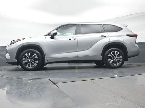 Certified 2024 Toyota Highlander XLE image 41