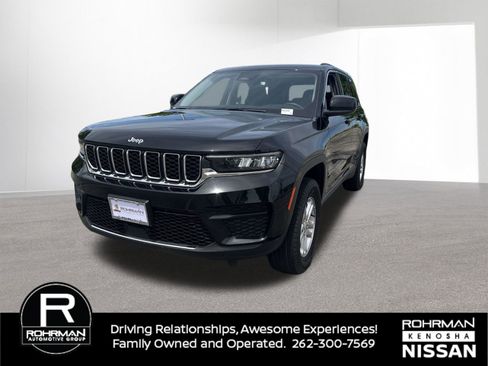 Used 2023 Jeep Grand Cherokee Laredo AWD/4WD image 2