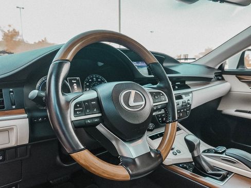 Used 2017 Lexus ES 300h image 22