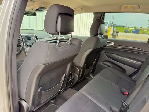 Used 2012 Jeep Grand Cherokee Laredo w/ Laredo E Group AWD/4WD image 13