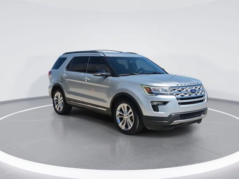 Used 2018 Ford Explorer XLT w/ Equipment Group 202A FWD image 2