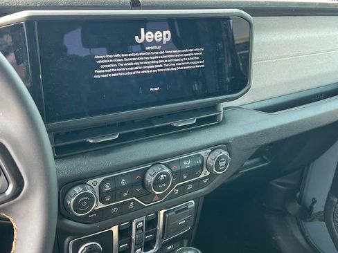 Used 2024 Jeep Wrangler Unlimited w/ Convenience Group AWD/4WD image 18