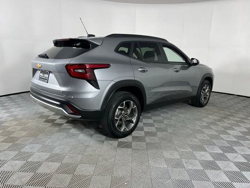 Used 2025 Chevrolet Trax LT w/ LT Convenience Package image 7