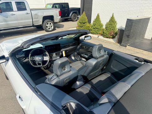 Used 2024 Ford Mustang Convertible RWD image 17